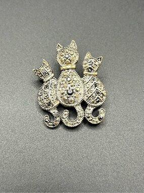 Silver-Tone Triple Cat Brooch Pin - Decorative Pet-Themed Accessory
